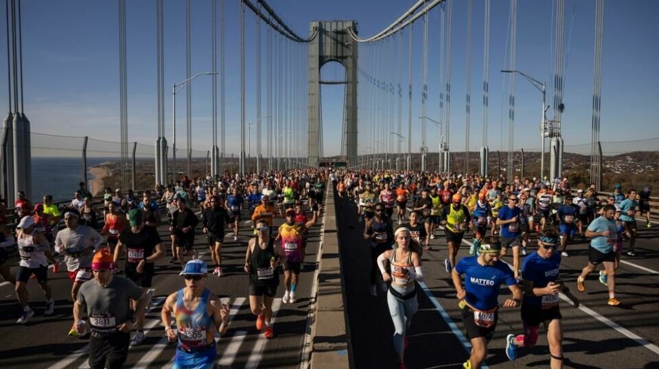 Løpere krysser Verrazano Narrows Bridge i det som var starten på årets New York maraton. Foto: Yuki Iwamura / AP / NTB