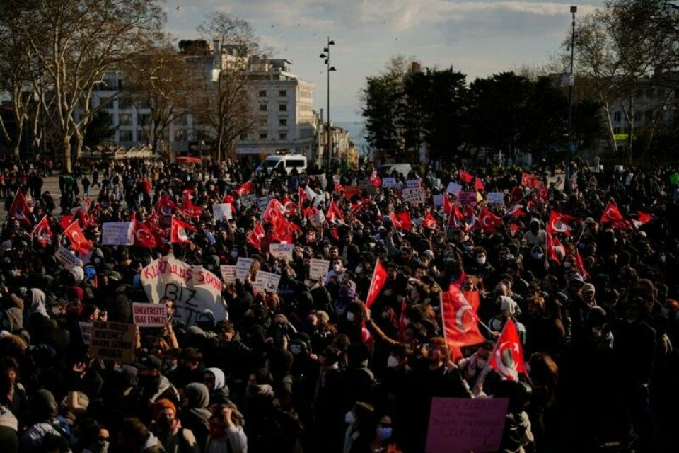 Fredag var det igjen omfattende demonstrasjoner mot pågripelsen av Istanbuls ordfører Ekrem Imamoglu.