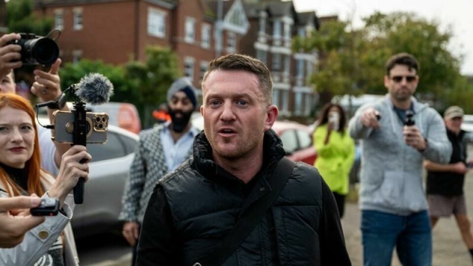 Anti-innvandringsaktivisten Stephen Yaxley-Lennon, kjent som Tommy Robinson, ankommer Folkestone politistasjon før han ble arrestert 25. oktober i fjor. Foto: Reuters Anti-innvandringsaktivisten Stephen Yaxley-Lennon, kjent som Tommy Robinson, ankommer Folkestone politistasjon før han ble arrestert 25. oktober i fjor. Foto: Reuters