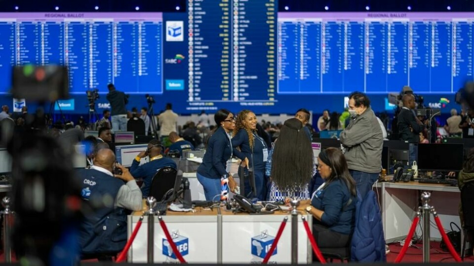 Valgresultater kommer inn til det nasjonale senteret for opptelling i Johannesburg torsdag. Foto: Jerome Delay / AP / NTB