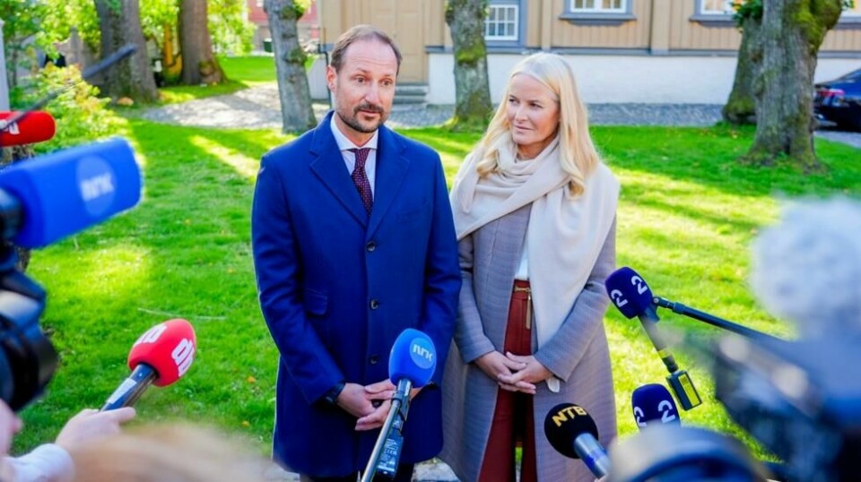 Kronprins Haakon og kronprinsesse Mette-Marit har ved flere anledninger fått mange spørsmål fra pressen om siktelsen mot Marius Borg Høiby, men vil ikke kommentere saken. Foto: Lise Åserud / NTB