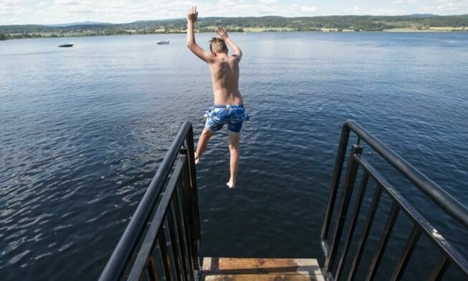 Theo Anfinrud Bakke feirer finværet med en dukkert i Fiskumvannet i Øvre Eiker. Foto: Terje Bendiksby / NTB scanpix Theo Anfinrud Bakke feirer finværet med en dukkert i Fiskumvannet i Øvre Eiker. Foto: Terje Bendiksby / NTB scanpix Foto: NTB scanpix