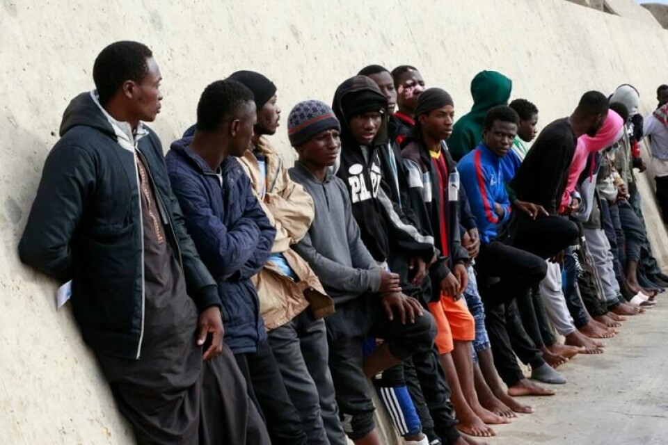 Libyas kystvakt stanser båter med flyktninger og migranter som forsøker å krysse Middelhavet til Europa, for deretter å returnere de som er om bord til Libya. Der plasseres de ofte i interneringssentre.