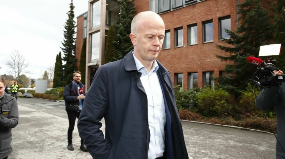 Tom Hagens advokat Svein Holden ved politistasjonen på Lillestrøm. Anne-Elisabeth Hagens ektemann Tom Hagen er pågrepet i en politiaksjon i Lørenskog. Hans kone har vært savnet i halvannet år.