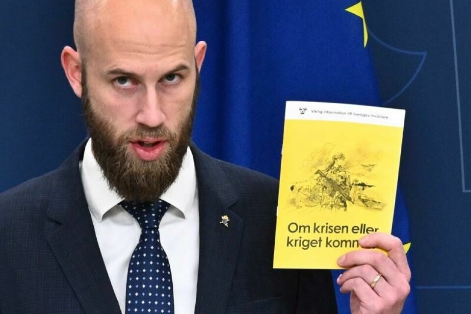 Sveriges sivilforsvarsminister Carl-Oskar Bohlin viser fram det oppdaterte hefte om beredskap, «om krisen eller kriget kommer». Svenskene må være forberedt på krig og kriser, er budskapet.