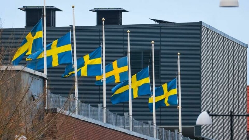 Svenske flagg på halv stang i Örebro, dagen etter masseskytingen. Tirsdag skal de fires på halv stang igjen til minne om ofrrene.