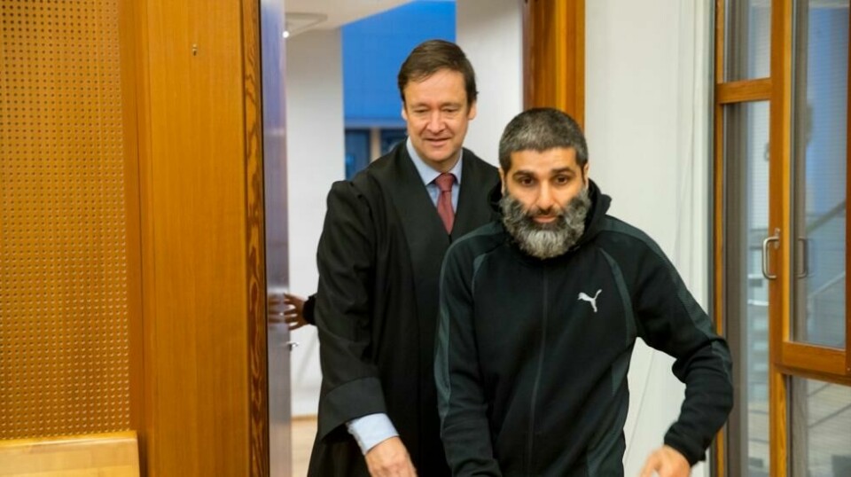Arfan Bhatti (t.h.) og hans advokat John Christian Elden ankommer Oslo tingrett 15. oktober 2018. Bhatti mente seg urettmessig forfulgt av politiet, og møtte staten ved Justis- og beredskapsdepartementet i retten.
