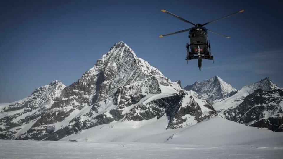 Et helikopter fra det sveitsiske luftforsvaret flyr over Tete Blanche-høydepasset mellom Zermatt og Arolla, omgitt av sveitsiske alper. Bildet er fra en tidligere leteaksjon i april 2022.
