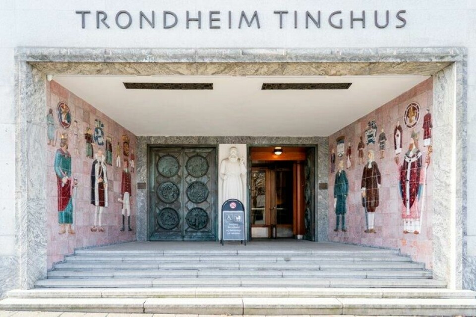 En mann må møte i Trondheim tinghus, tiltalt for å ha forsøkt å drepe kona si.