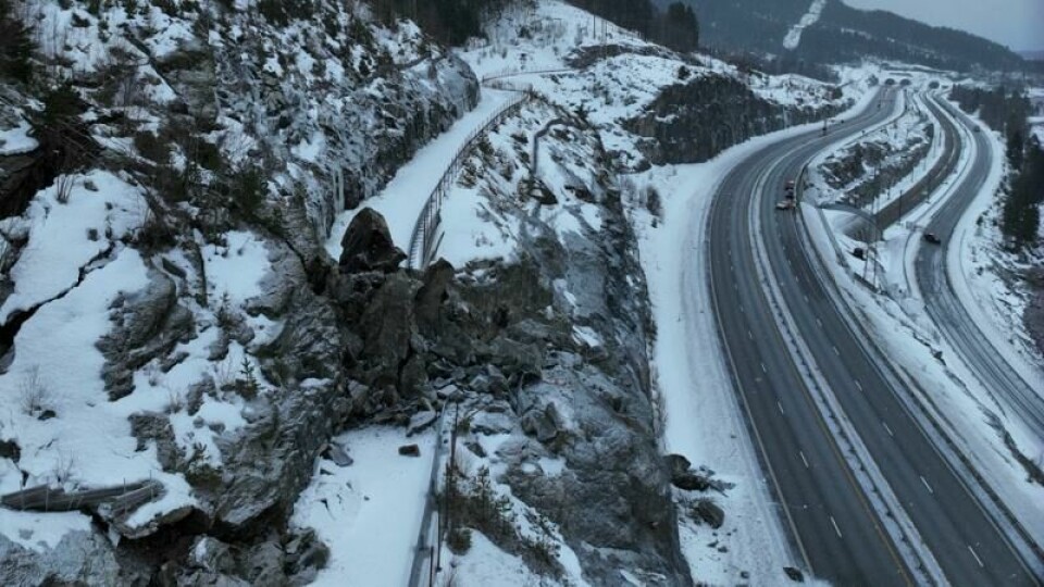 E6 er fremdeles stengt i begge retninger ved Morskogen nord for Minnesund i Eidsvoll, Akershus etter steinskredet lørdag formiddag. Slik så det ut på stedet lørdag.