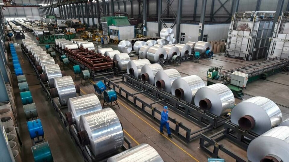 KARBONLEKKASJE? Rull på rull med aluminiumsfolie i en fabrikk i Shandong-provinsen i Kina. Kan plutselige nye klimakrav i Europa føre produksjonen ut til land som Kina? – Kina oversvømmer oss allerede med alskens karbonintensive varer, sier NHOs energi- og miljøekspert.