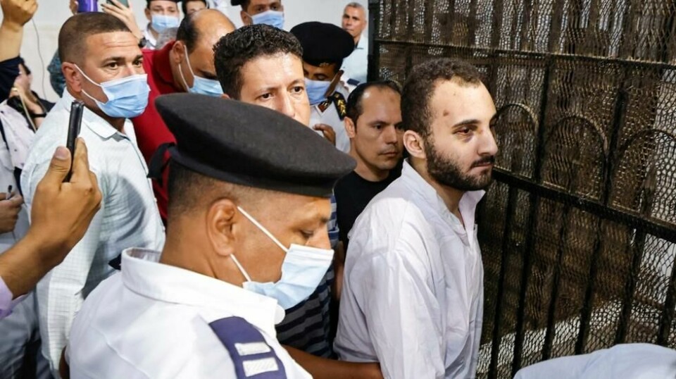 Drapsdømte Mohamed Adel på vei til vitneboksen. Han skal ha blitt overfalt av forbipasserende under angrepet. Foto: AFP/NTB