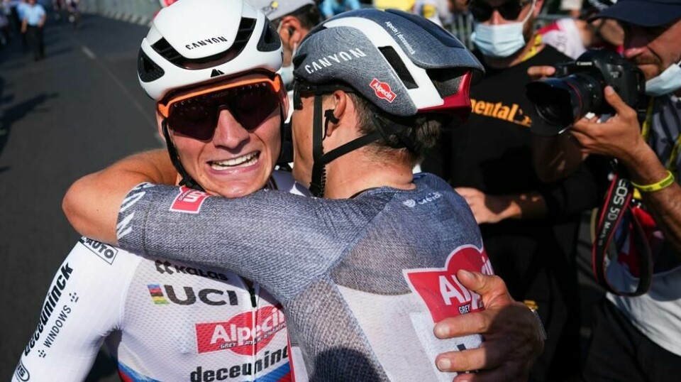 Mathieu van der Poel og Jasper Philipsen omfavner hverandre etter sistnevntes etappeseier i årets Tour de France. Foto: Daniel Cole / AP / NTB