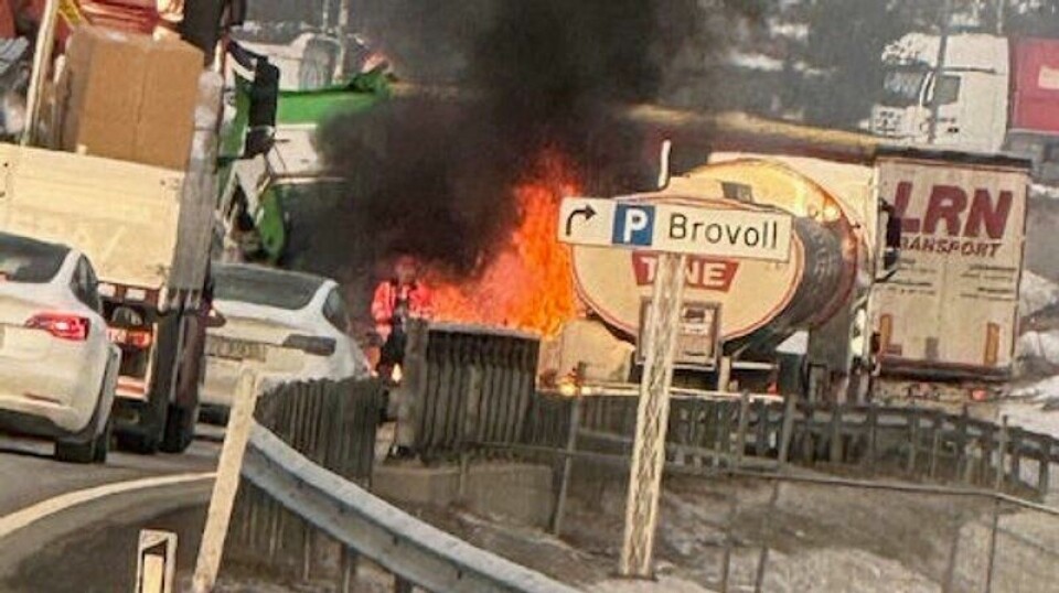 Kraftig brann på stedet.