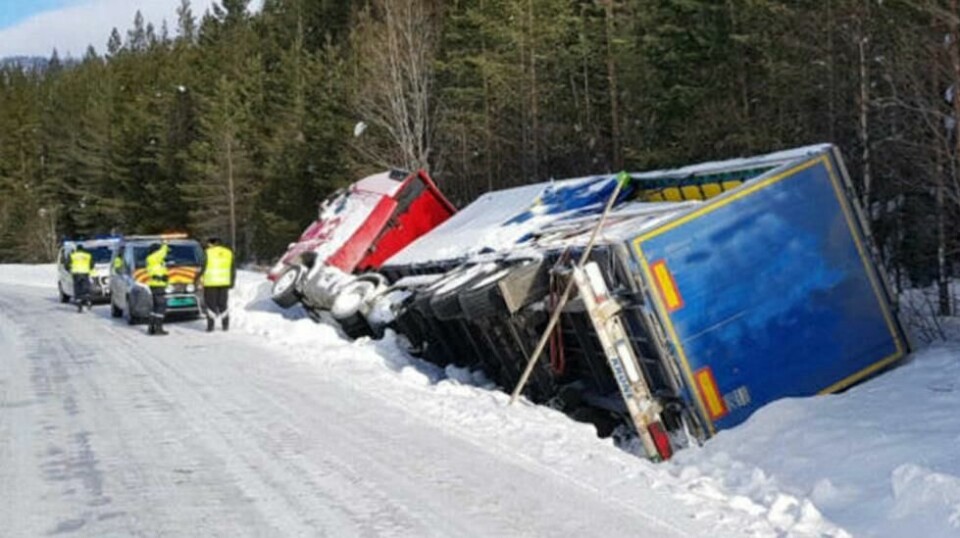 Vogntog som har problemer på norske veier, er slett ikke noe uvanlig syn. Her er ett eksempel, fra tidligere i vinter. Foto: Statens vegvesen.