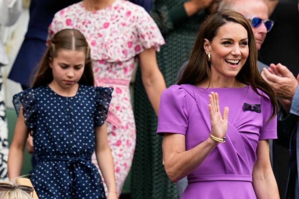 Hertuginne Kate er kjent for sine elegante antrekk. Her avbildet med datteren, prinsesse Charlotte, i 2024. Hertuginne Kate er kjent for sine elegante antrekk. Her avbildet med datteren, prinsesse Charlotte, i 2024. Foto: Kirsty Wigglesworth / AP Photo / NTB