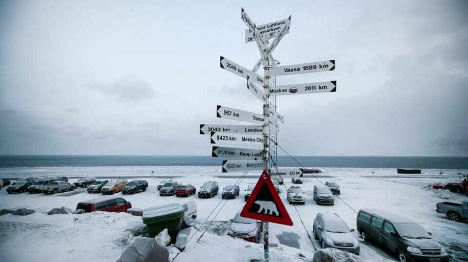 Helse- og omsorgsminister Bent Høie (H) begrunner vaksinasjonsbeslutningen med at det er begrenset kapasitet både i lokalsamfunnet og ved Longyearbyen sykehus.
