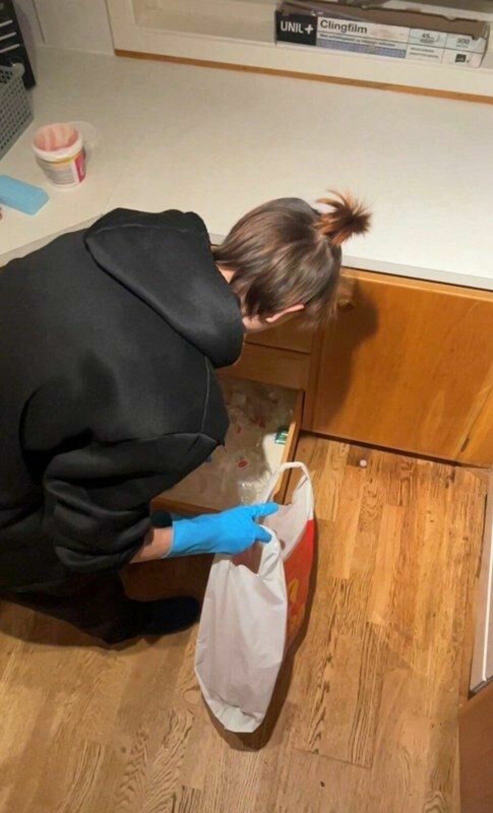 Her vasker Anastasia leiligheten til en som trenger det Her vasker Anastasia leiligheten til en som trenger det Foto: Privat