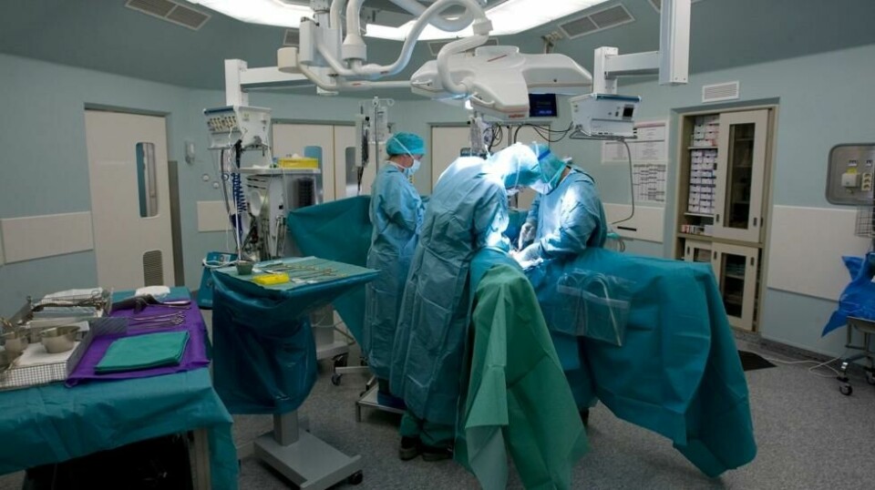 TRONDHEIM 20080701: Kirurgisk inngrep på operasjonsstue på St. Olavs Hospital i Trondheim. Leger og sykepleiere i dyp konsentrasjon. Operasjon. Kirurger. NB! Modellklarert til redaksjonell illustrasjonsbruk