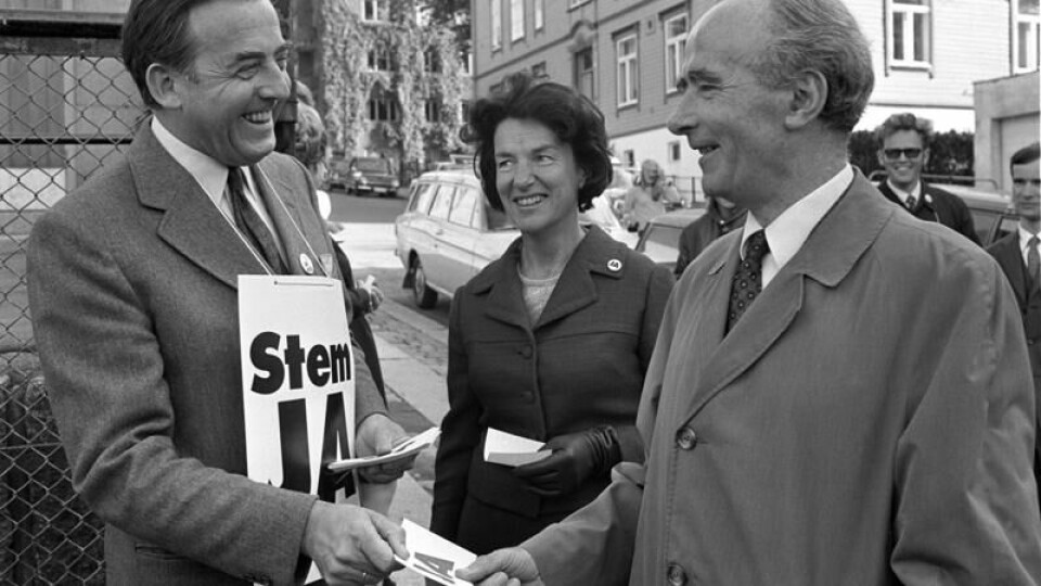 Trygve Bratteli engasjerte seg sterkt for norsk medlemskap i EF, og gikk av som statsminister da folket stemte nei i 1972. Her hilser han og kona Randi Bratteli på Albert Nordengen (H) utenfor et stemmelokale i Oslo.