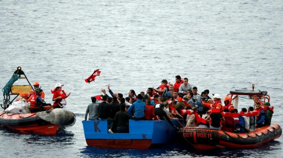 KRITISERES: Migranter i en fullstappet trebåt reddes av den frivillige organisasjonen Redd Barna fra skipet Vos Hestia, ved Libyas kyst 18. juni.