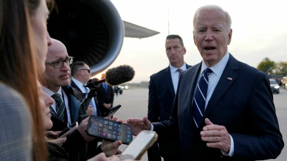 President Joe Biden snakket med reportere før han forlot Berlin i presidentflyet Air Force One fredag. Foto: Ben Curtis / AP / NTB