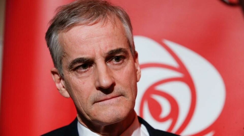Partileder Jonas Gahr Støre og Arbeiderpartiet vil opprettholde midlertidig oppholdstillatelser.