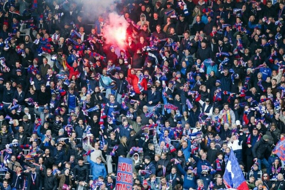 Vålerenga-fansen ble bøtelagt for ulovlig bruk av pyrotekniske artikler.