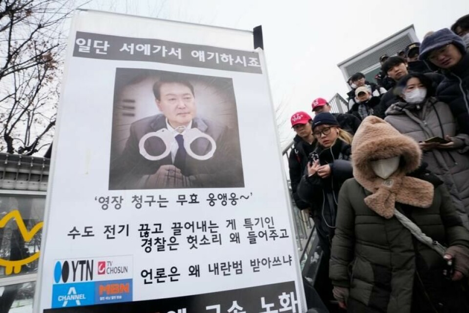 Demonstranter krever at president Yoon Suk-yeol pågripes.