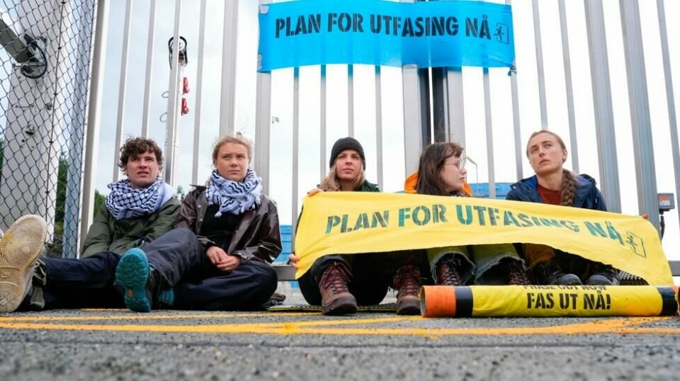 Extinction Rebellion (XR) har fått med Greta Thunberg (nr. 2 fra venstre) for å aksjonere mot Equinors prosessanlegg for gass og lettolje i Tysvær.