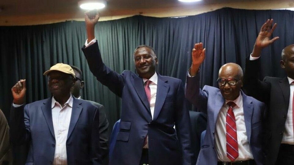 Nestlederen for RSF-militsen i Sudan, Abdul Rahim Dagalo, vinker under en seremoni der militsen stiftet en alternativ sudansk regjering i Nairobi i helgen.