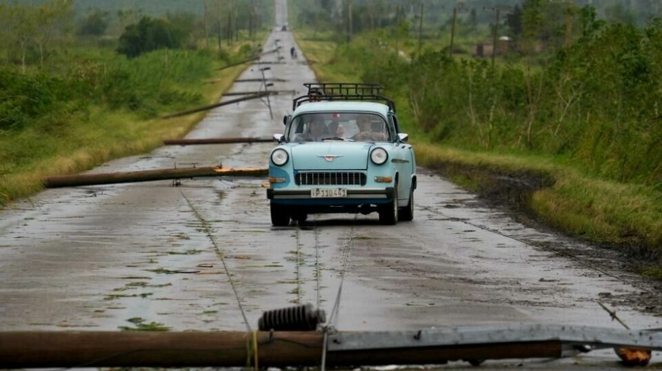 Kraftledninger ligger strødd over veien etter orkanen Rafaels herjinger i San Antonio de los Banos på Cuba torsdag. Søndag ble den østlige delen av øya rammet av et kraftig jordskjelv. Foto: Ramon Espinosa / AP / NTB