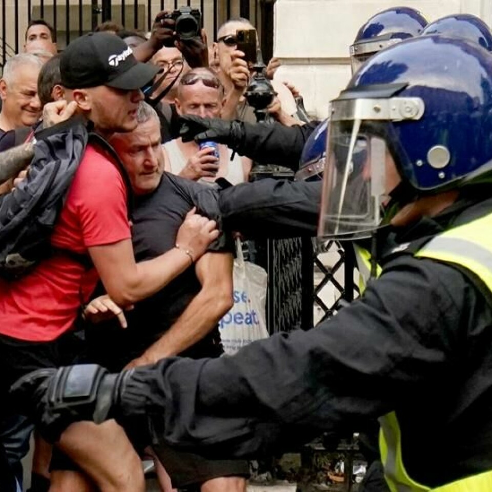 Det brøt ut demonstrasjoner og opptøyer i flere byer i Storbritannia etter at tre jenter ble drept i et knivangrep i Southport mandag. I helgen venter politiet flere demonstrasjoner. Foto: Jordan Pettitt / PA / AP / NTB