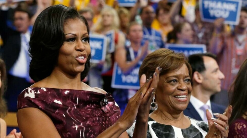Michelle Obama (til venstre) og moren Marian Robinson fotografert i 2012. Foto: Charles Dharapak / AP / NTB