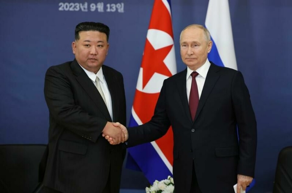 Nord-Koreas leder Kim Jong-un (t.v.) og Russlands president Vladimir Putin har styrket samarbeidet siden Russland invaderte Ukraina. Nordkoreanske soldater har vært i direkte strid med ukrainske soldater i den russiske regionen Kursk, ifølge sørkoreansk etterretning og ukrainske myndigheter.
