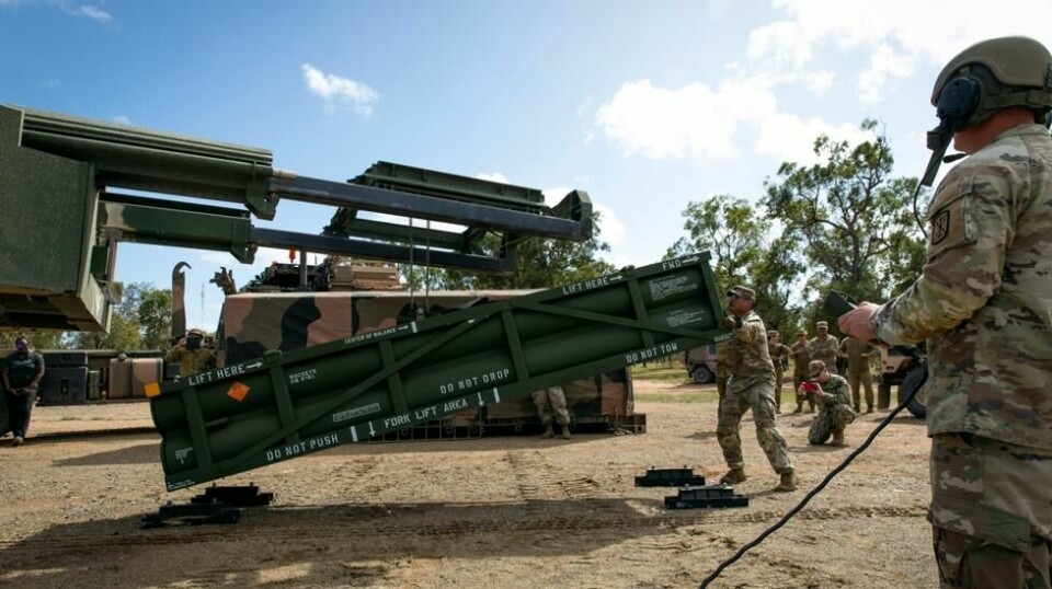 På dette bildet, frigitt av U.S. Army, klargjøres Army Tactical Missile System (ATACMS) for lasting på High Mobility Artillery Rocket System (HIMARS) ved Williamson Airfield i Queensland, Australia, 26. juli 2023.