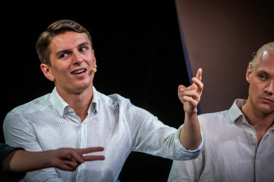 Unge Høyre-leder Ola Svenneby (foran) og FpU-leder Simen Velle (bak) under en debatt på Arendalsuka i 2023. Unge Høyre-leder Ola Svenneby (foran) og FpU-leder Simen Velle (bak) under en debatt på Arendalsuka i 2023. Foto: Ole Berg-Rusten / NTB