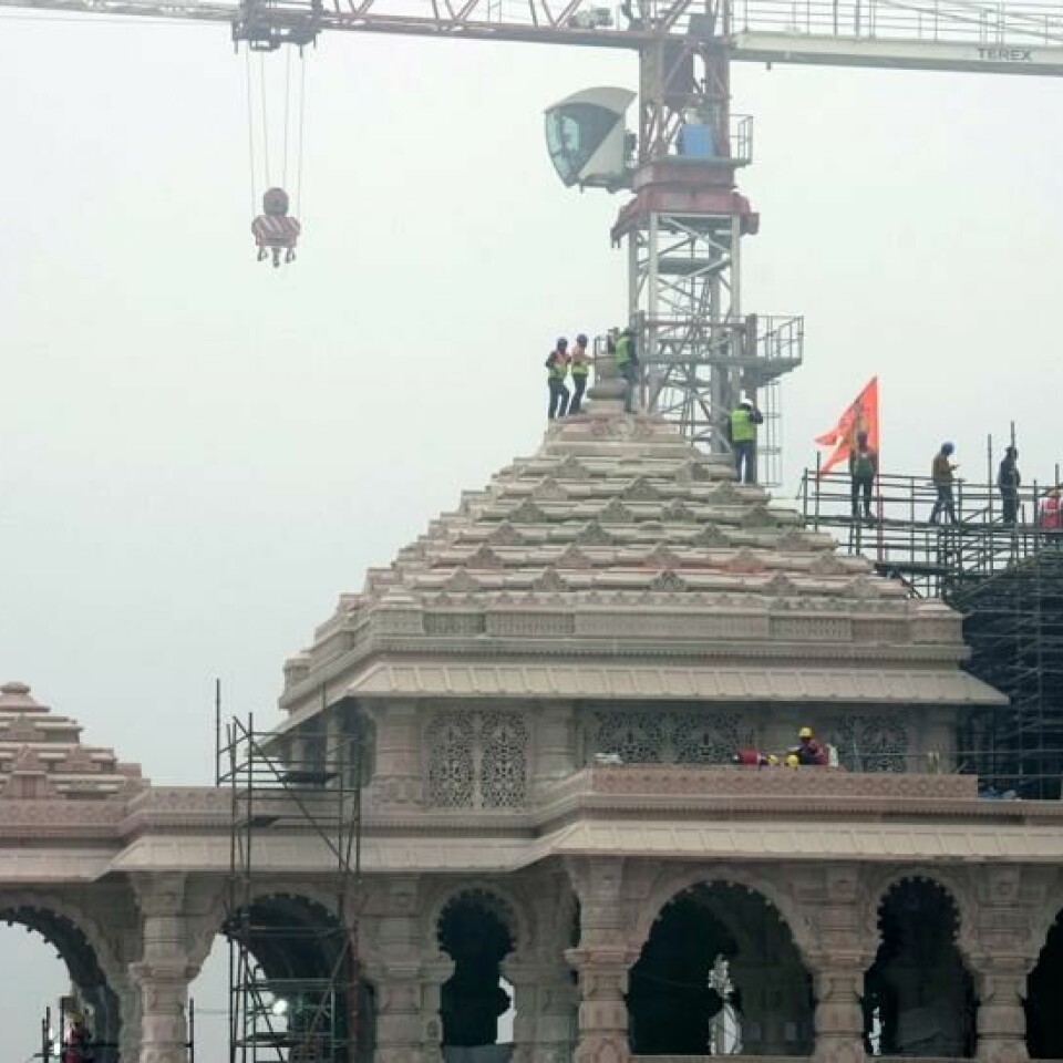 Arbeidere jobber med de siste detaljene på det nye majestetiske tempelet Ram Mandri i Ayodhya. Templet ligger på stedet der Babri Masjid-moskeen i sin tid lå. Moskeen ble revet av hinduer i 1992, noe som utløste voldsom sekterisk vold over hele India. Muslimer frykter at tilstrømmingen til det nye tempelet vil føre til vanskeligere tider for dem. Foto: Rajesh Kumar Singh / AP / NTB
