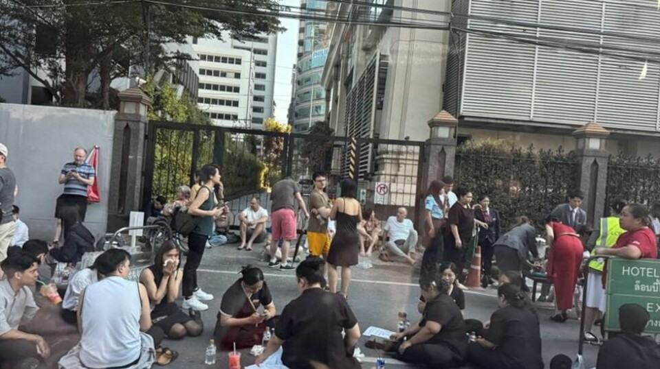 Folk satt langs gatene i Bangkok i flere timer og ventet på tillatelse til å gå tilbake inn i bygningene etter at et kraftig jordskjelv rammet Thailand og Myanmar.