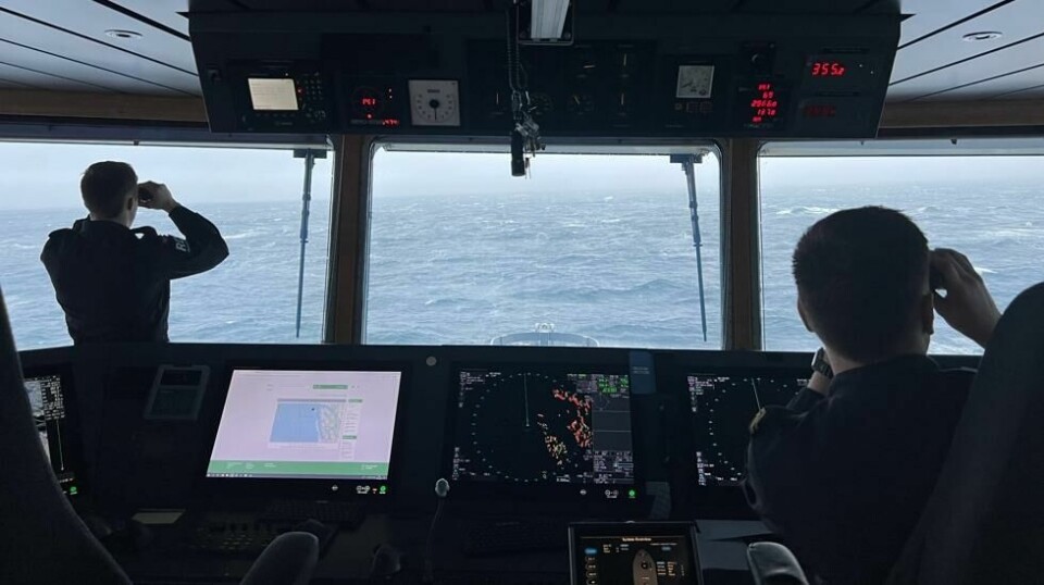 Kystvakten deler torsdag dette bildet fra kystvaktskipet KV Sortland som deltar i søket etter vrakdeler fra helikopteret som styrtet utenfor Bergen onsdag kveld. Foto: Kystvakten / handout / NTB