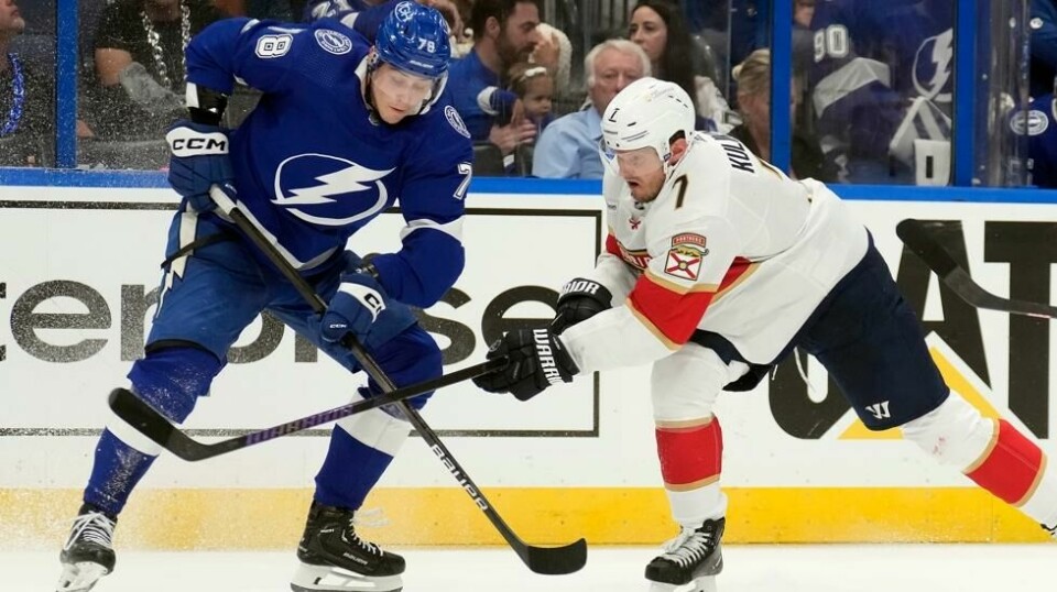 Emil Lilleberg og Lightning er ennå ikke ute av NHL-sluttspillet etter at de slo Florida Panthers 6–3 natt til søndag. Foto: Chris O'Meara / AP / NTB