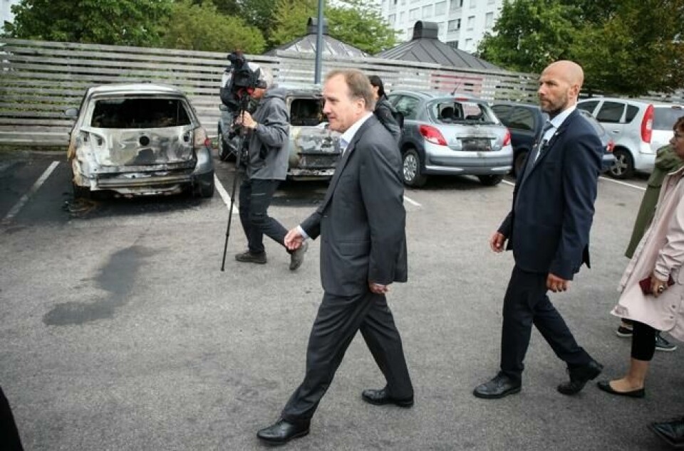 Sveriges statsminister Stefan Löfven (t.v.) på Frölunda torg i Göteborg, etter mandagens mange påsatte bilbranner i byen. Foto: Henrik Brunnsgård/TT / NTB scanpix Sveriges statsminister Stefan Löfven (t.v.) på Frölunda torg i Göteborg, etter mandagens mange påsatte bilbranner i byen. Foto: Henrik Brunnsgård/TT / NTB scanpix