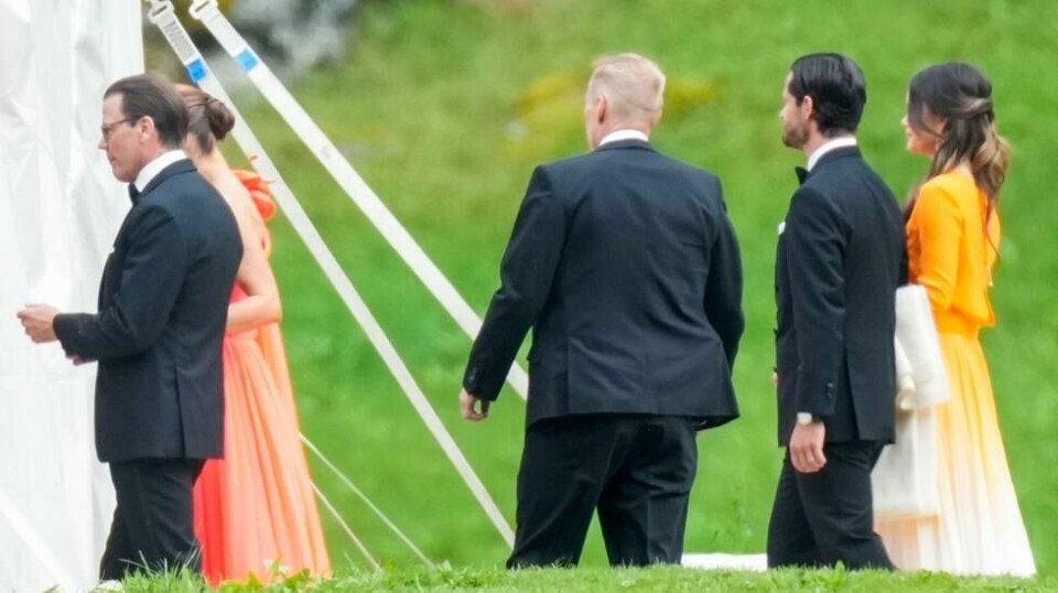 Det svenske kronprinsparet ankommer bryllupsteltet på Vinjevollen i Geiranger for vielsen til prinsesse Märtha Louise og Durek Verrett lørdag.Foto: Heiko Junge / NTB