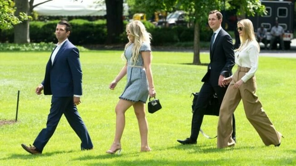 PÅ WEEKENDTUR MED FAR: Fra venstre: Donald Trump Jr., Tiffany Trump, svigersønn Jared Kushner,og Ivanka Trump sist fredag på vei til presidentflyet som fraktet dem til Camp David. Melania og sønnen Barron (12) var ikke med resten av klanen. PÅ WEEKENDTUR MED FAR: Fra venstre: Donald Trump Jr., Tiffany Trump, svigersønn Jared Kushner,og Ivanka Trump sist fredag på vei til presidentflyet som fraktet dem til Camp David. Melania og sønnen Barron (12) var ikke med resten av klanen. Foto: Michael Reynolds / EPA