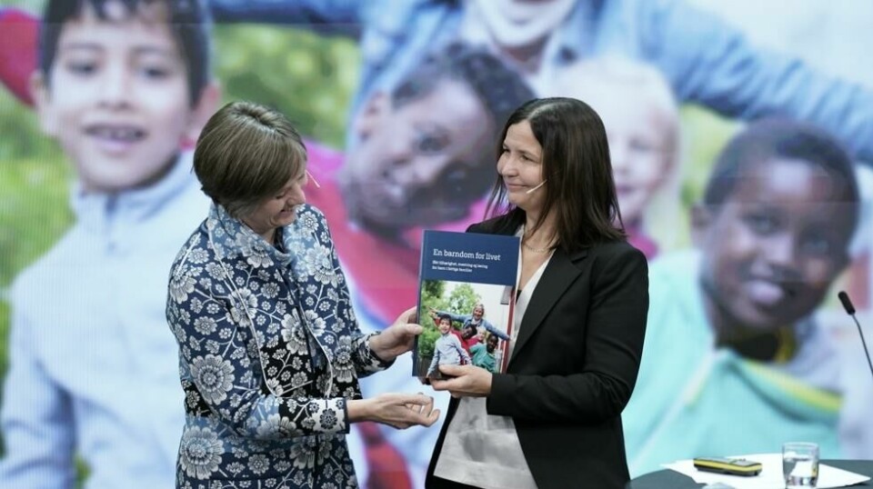 Barne- og familieminister Kjersti Toppe (Sp) mottok rapporten og anbefalingene fra professor Mari Rege, som ledet ekspertgruppen, i oktober i fjor. Det er ikke ekspertgruppen som står bak feilen, men Statistisk sentralbyrå. Foto: Stian Lysberg Solum / NTB
