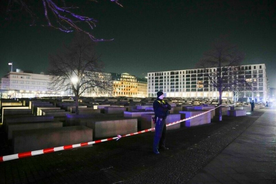 En politimann ved holocaust-minnesmerket i Berlin etter knivangrepet fredag.