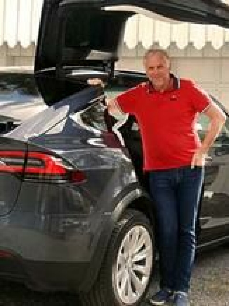 Brooms bilekspert, Benny Christensen, mener fortsatt det trengs insentiver for å holde opp elbilsalget. Her står han med en Tesla Model X. Brooms bilekspert, Benny Christensen, mener fortsatt det trengs insentiver for å holde opp elbilsalget. Her står han med en Tesla Model X.