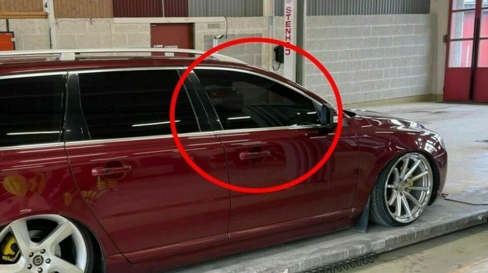 ULOVLIG: Det ser kanskje bra ut, men det er også trafikkfarlig med mørke sideruter foran. Denne bilen var dessuten senket altfor mye, og fikk ikke lov til å kjøre videre etter å ha blitt stoppet i kontroll.
