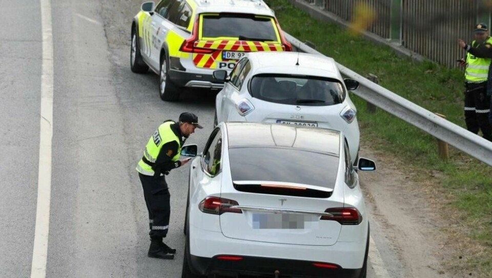 KONTROLL: Blir du stoppet med ulovlig solfilm risikerer du bot og bruksforbud. KONTROLL: Blir du stoppet med ulovlig solfilm risikerer du bot og bruksforbud. Foto: NTB