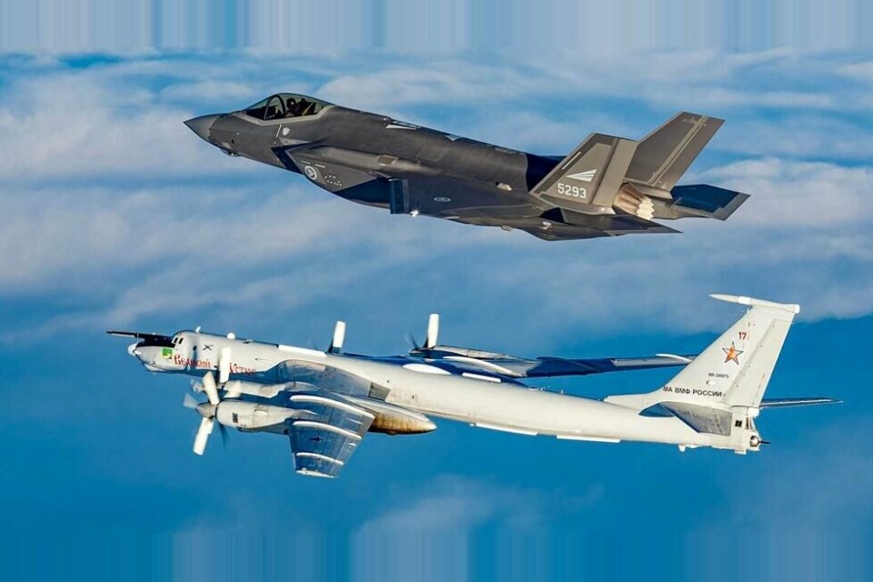 Dette bildet viser en norsk F-35 identifisere et russisk Tu-142 nært norsk luftrom i mars 2020. Dette bildet viser en norsk F-35 identifisere et russisk Tu-142 nært norsk luftrom i mars 2020. Foto: Forsvaret / AFP / NTB